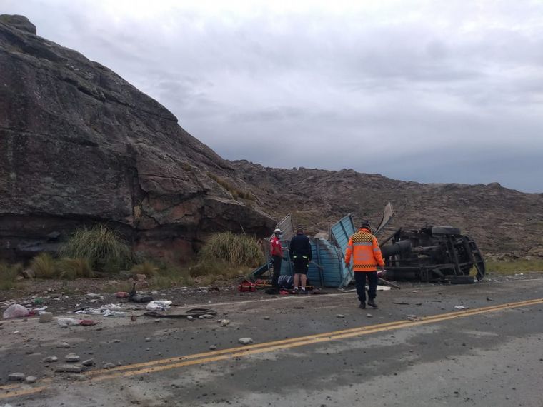 FOTO: Volcó un camión en el Camino a las Altas Cumbres.