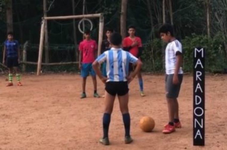 Un niño de la India homenajeó a Maradona imitando un golazo de tiro libre.