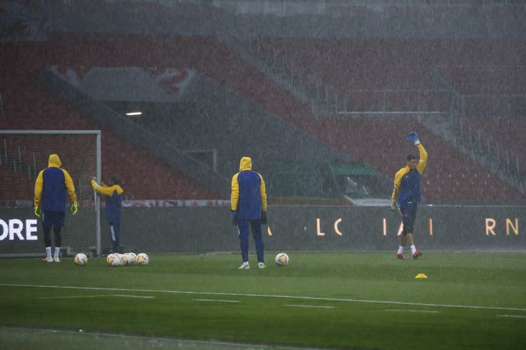 La intensa lluvia generó complicaciones al momento del juego.
