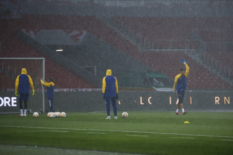 FOTO: La intensa lluvia generó complicaciones al momento del juego.