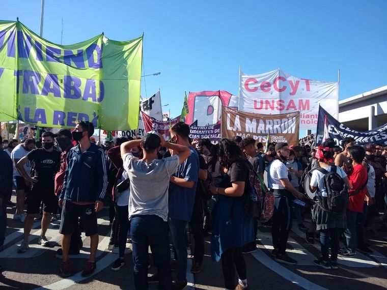 FOTO: Organizaciones sociales cortan tránsito en Puente Pueyrredón