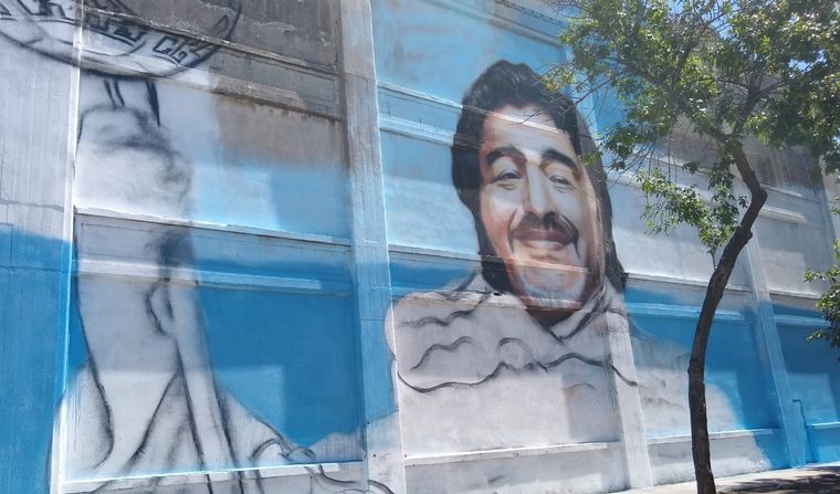 Pintan megamural de Maradona en La Boca