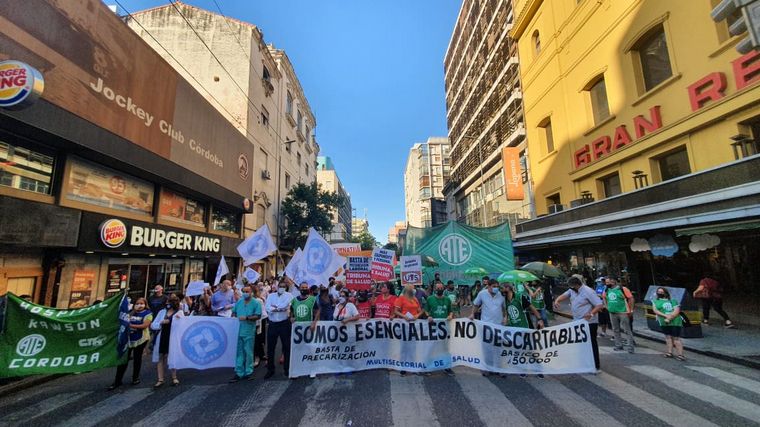 Los profesionales de la salud se manifestaron en la capital cordobesa. 