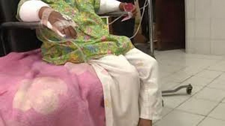 Madre quema manos de su hija por robar