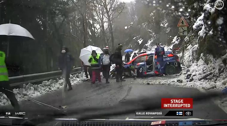 FOTO: El noruego Olé C. Veiby estrelló su Hyundai en la montaña y bloqueó la pista 