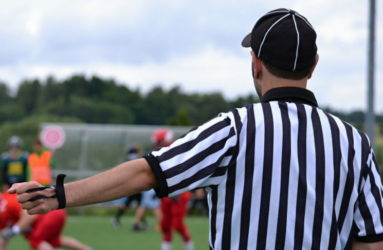 Un árbitro fue derribado violentamente por un jugador