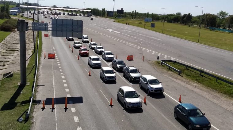 Córdoba: largas filas en el peaje a Carlos Paz por el fin de semana