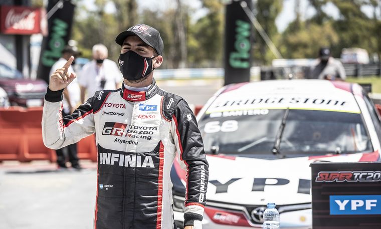 Santero le hace el "1" de la victoria al equipo Toyota.