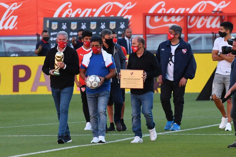 "Lalo" Maradona, junto a Jorge Burruchaga y Ricardo Bochini.
