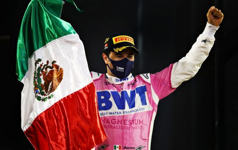 A punto de quedar fuera de la F1, Checo Pérez logra su primera victoria de F1