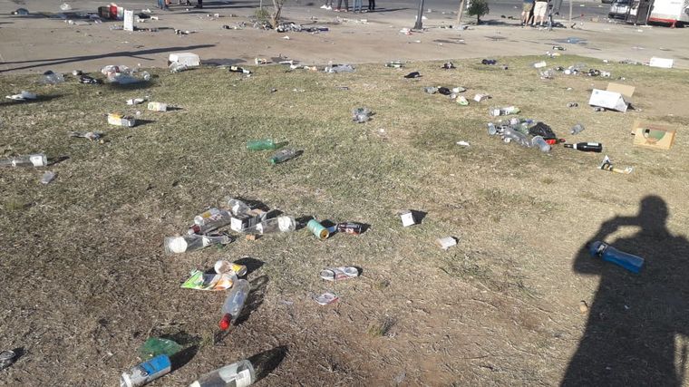 Costanera Norte amaneció plagada de botellas y latas