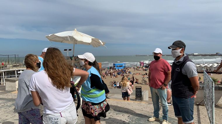 Promotores recuerdan el protocolo para disfrutar de la playa en Mar del Plata.