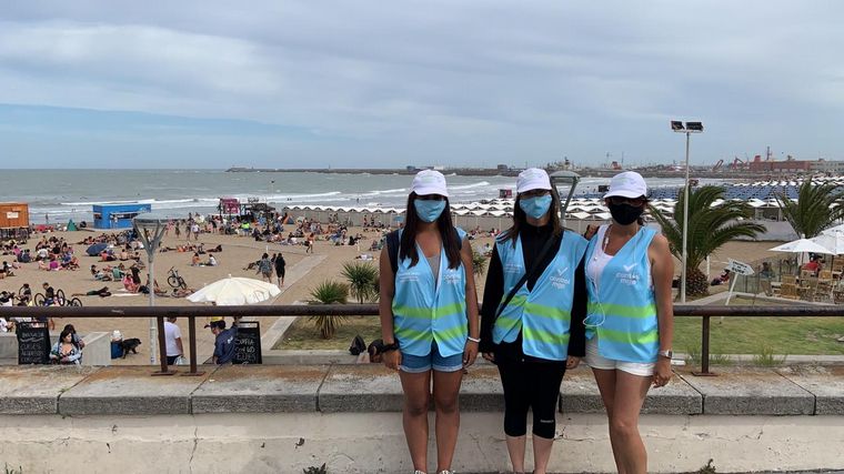 FOTO: Promotores recuerdan el protocolo para disfrutar de la playa en Mar del Plata.