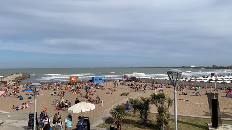 Promotores recuerdan el protocolo para disfrutar de la playa en Mar del Plata.