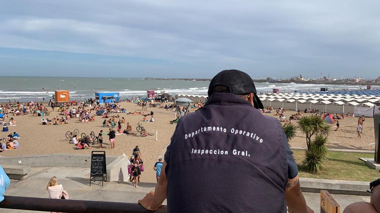 FOTO: Promotores recuerdan el protocolo para disfrutar de la playa en Mar del Plata.