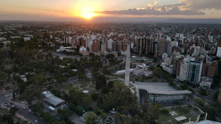Habrá cielo despejado, vientos débil a moderado del sur y poco cambio de temperatura
