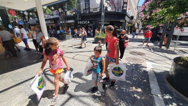 La Navidad se hace sentir en la peatonal de Córdoba.