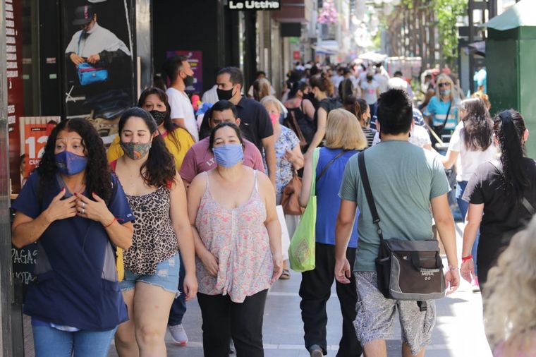 La Navidad se hace sentir en la peatonal de Córdoba.