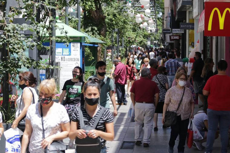 La Navidad se hace sentir en la peatonal de Córdoba.