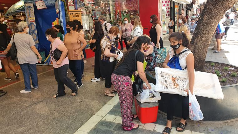 La Navidad se hace sentir en la peatonal de Córdoba.