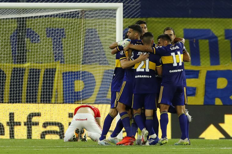 Los jugadores de Boca festejan; los del Inter sufren. 