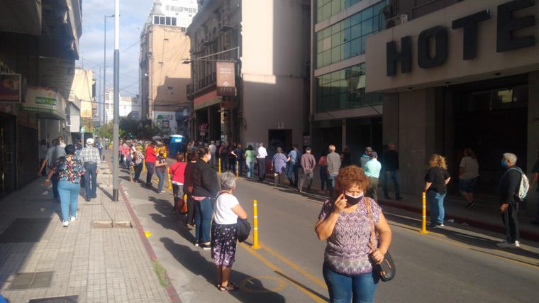 Filas en la city bancaria cordobesa este viernes