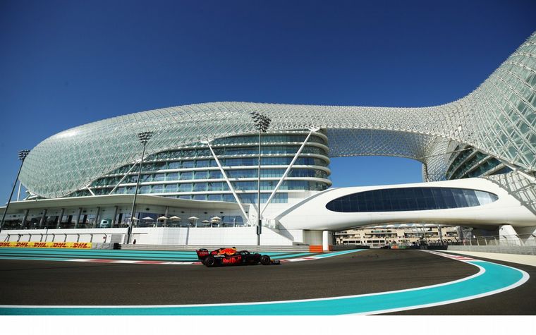 Verstappen se puso al frente en el comienzo de la acción en el Yas Marina