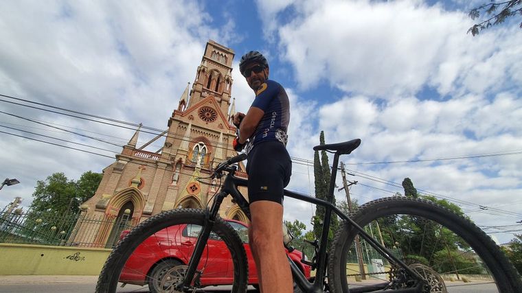Juan Pablo Viola nos muestra cómo es el descenso en bici del Pan de Azúcar.