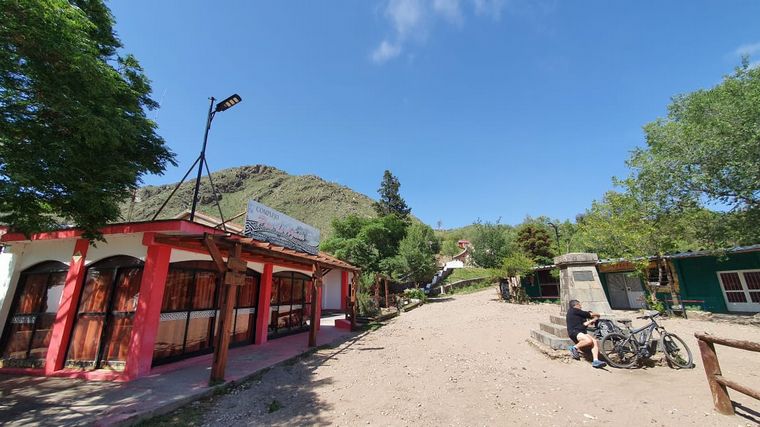 Juan Pablo Viola nos muestra cómo es el descenso en bici del Pan de Azúcar.