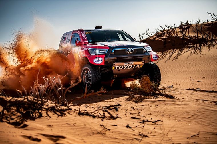 La Hilux de Al Attiyah salió al frente en la baja Hail 1
