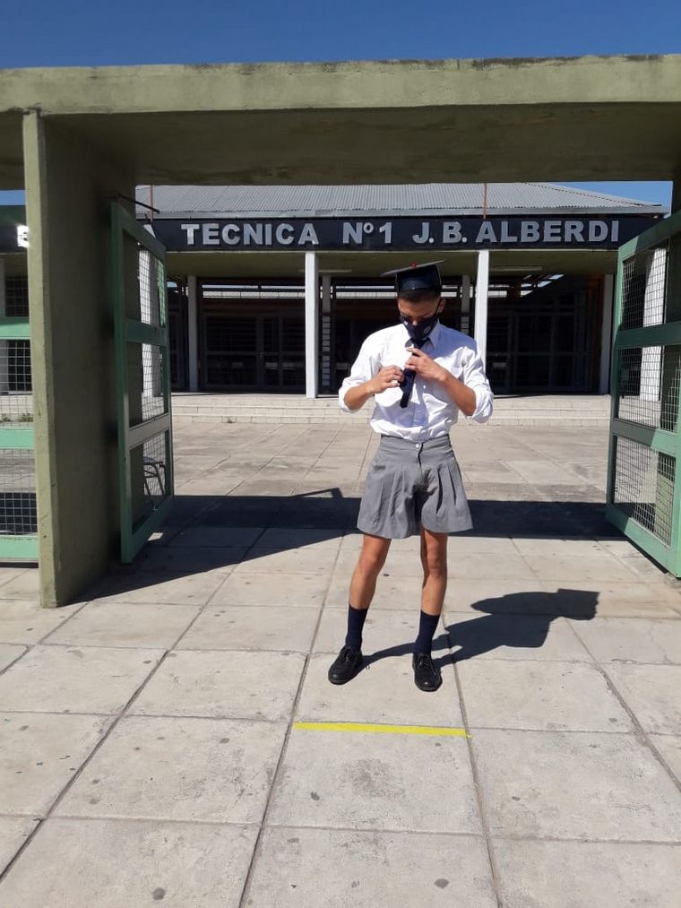 Fue al acto de colación con pollera y lo obligaron a cambiar