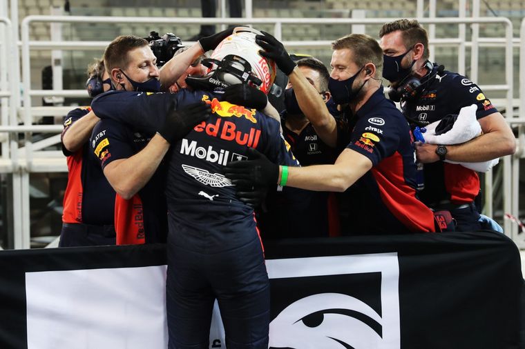 Max se abraza con sus mecánicos tras lograr la primera pole del año en Abu Dhabi