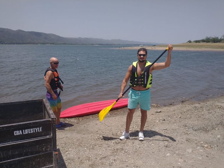 Fernando Barrionuevo se animó al paddle surf en Los Molinos.