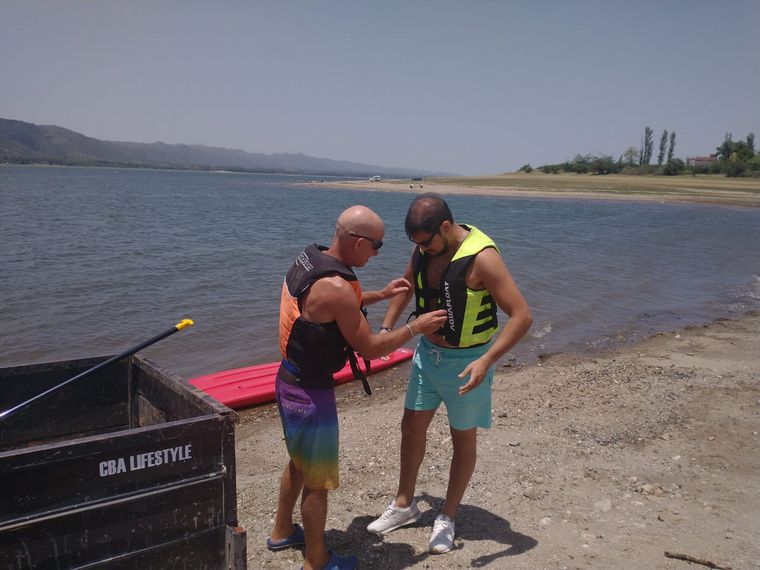 Fernando Barrionuevo se animó al paddle surf en Los Molinos.