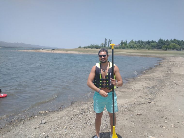 Fernando Barrionuevo se animó al paddle surf en Los Molinos.