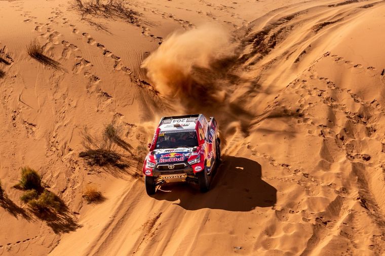 La Hilux de Al Attiyah abrió pista y los Mini no pudieron alcanzarla