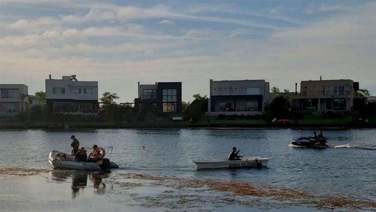 Hallaron el cuerpo del joven que cayó a una laguna desde un kayak.