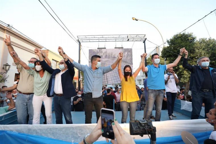 Carolina Basualdo festeja la victoria con autoridades provinciales. 