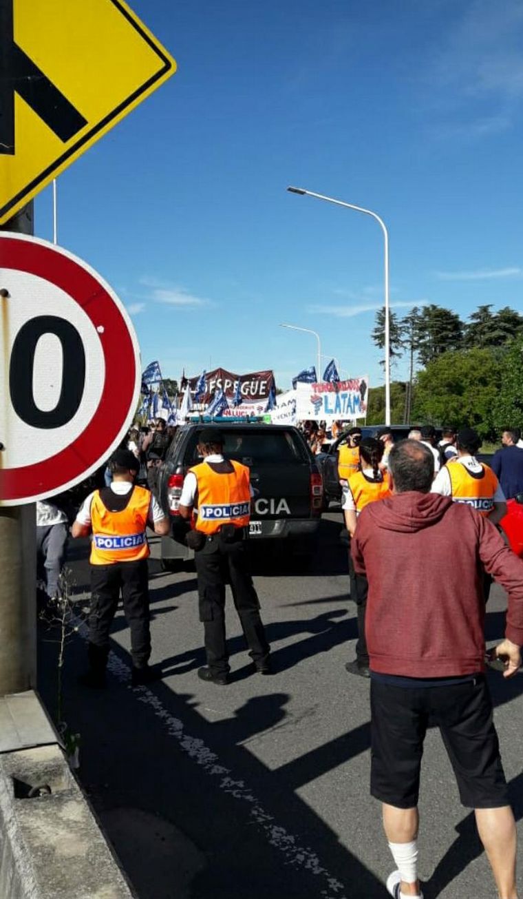 Cortes en el ingreso al aeropuerto de Ezeiza.