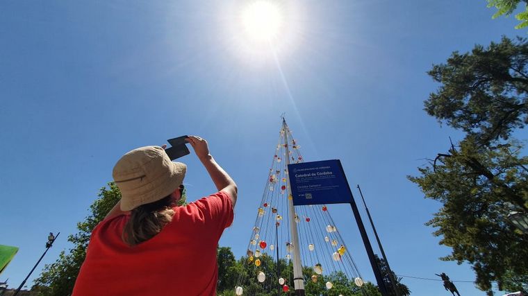 Los cordobeses vivieron con curiosidad el eclipse del siglo.