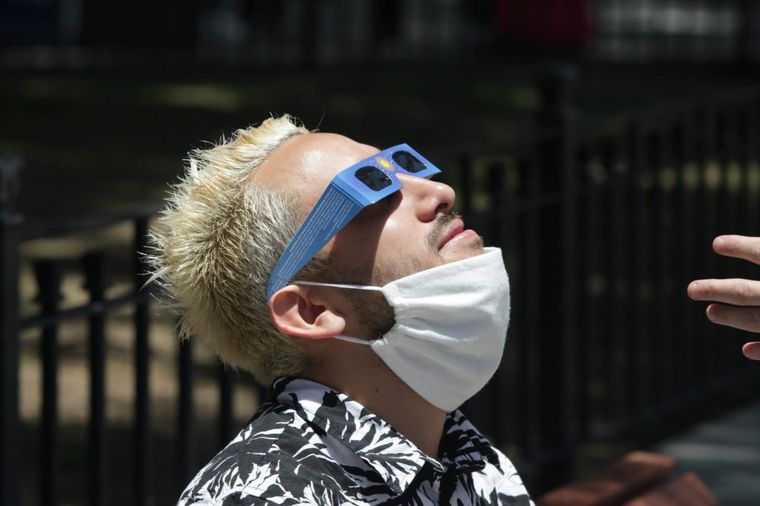 Los cordobeses vivieron con curiosidad el eclipse del siglo.