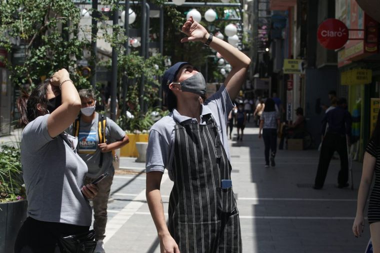 Los cordobeses vivieron con curiosidad el eclipse del siglo.