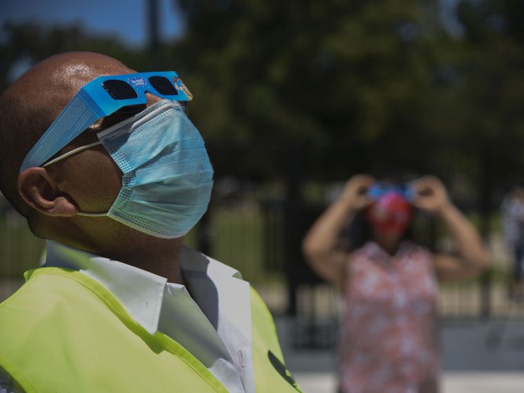 El eclipse total de sol copó el lunes en Capital Federal.
