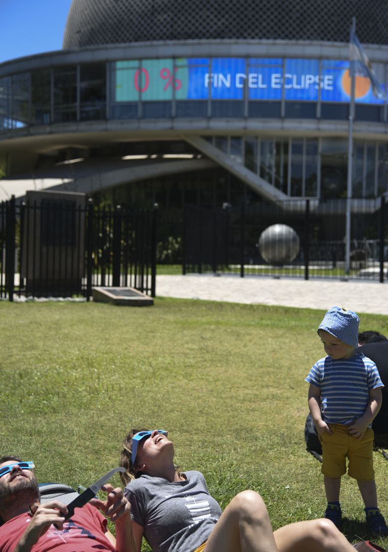 El eclipse total de sol copó el lunes en Capital Federal.