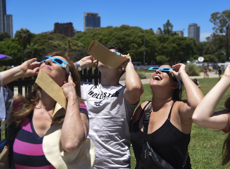 El eclipse total de sol copó el lunes en Capital Federal.