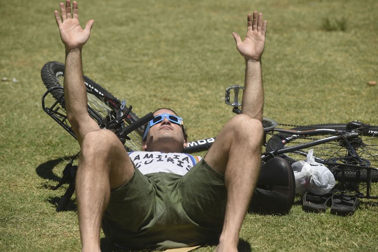 El eclipse total de sol copó el lunes en Capital Federal.