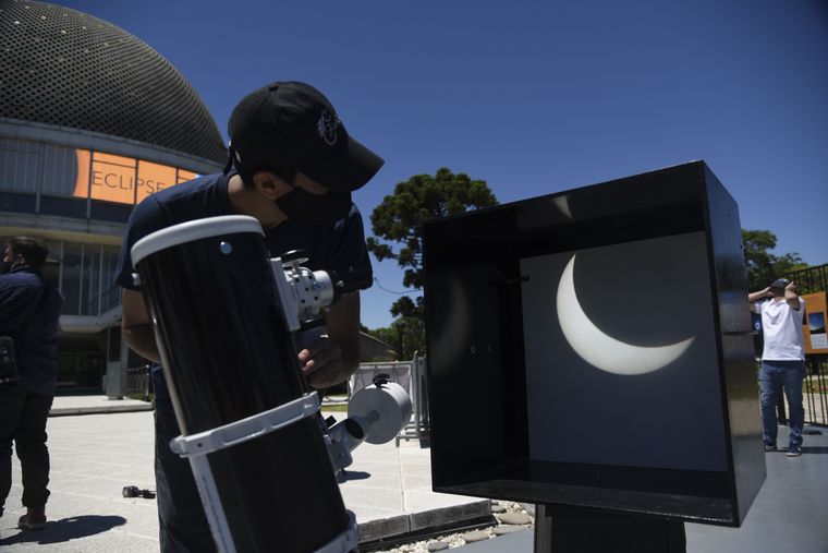FOTO: El eclipse total de sol copó el lunes en Capital Federal.