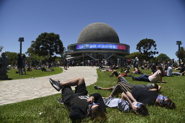El eclipse total de sol copó el lunes en Capital Federal.