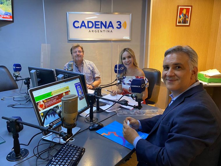 Martín Llaryora visitó los estudios de Cadena 3.