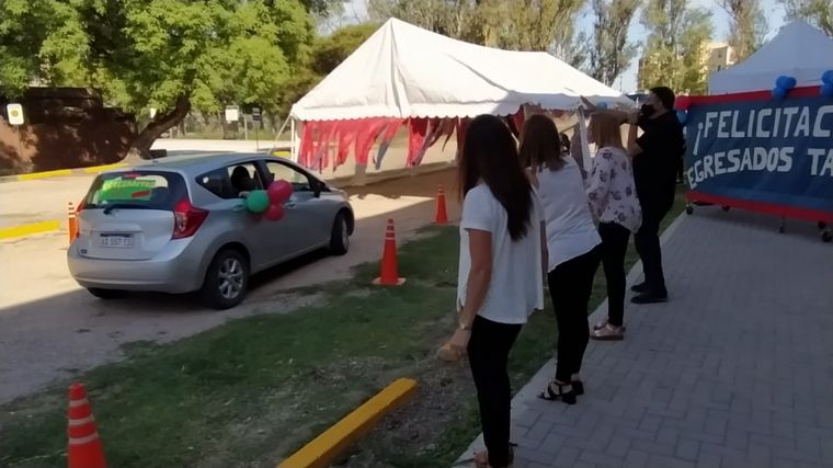 Las maestras esperaban a los alumnos que ingresaban en auto para agasajarlos.